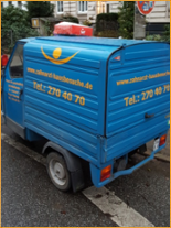 Blauer Kleintransporter mit der Aufschrift zahnarzt-hausbesuche.de