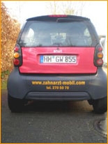 Das rote Zahnarzt-Smart-Mobil der Praxis